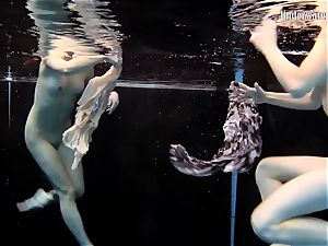 2 ladies swim and get nude super-sexy
